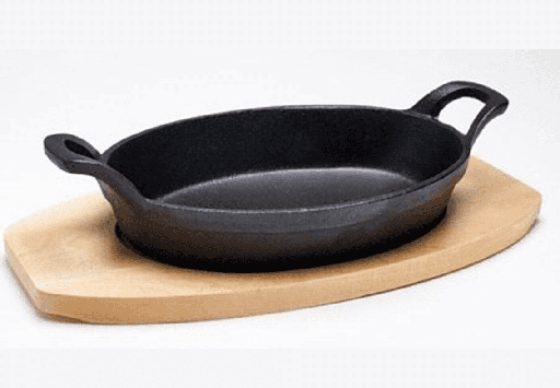 [P816] Dish Oval 24X17X4.5Cm Cast Iron With Handles & Wooden Board Rvt2023-219